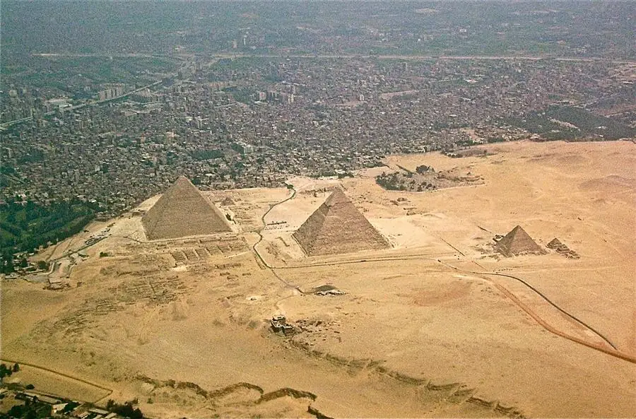 Las pirámides de Giza y la Esfinge en El Cairo, Egipto